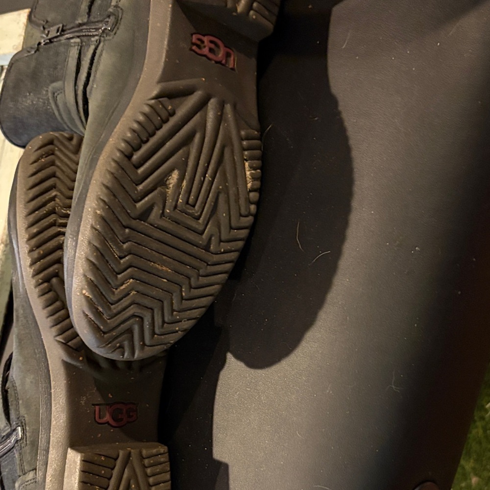 UGG Black Leather Women's Boots - Picture 4 of 4
